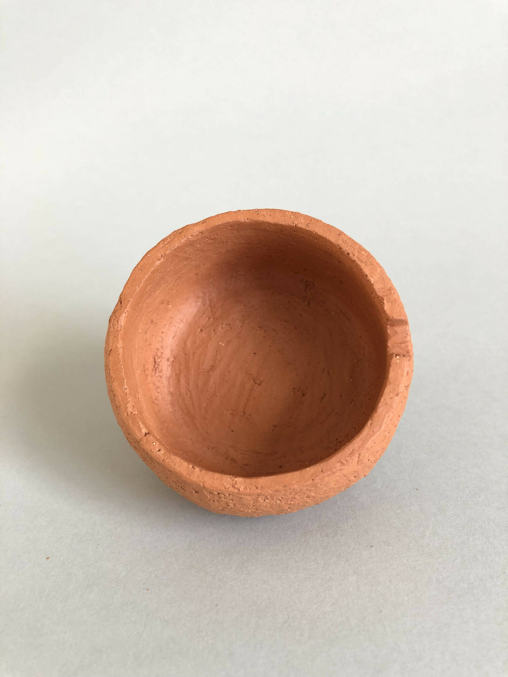 Pot en argile terracotta vu de dessus, ouverture intérieure arrondie