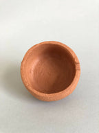 Pot en argile terracotta vu de dessus, ouverture intérieure arrondie
