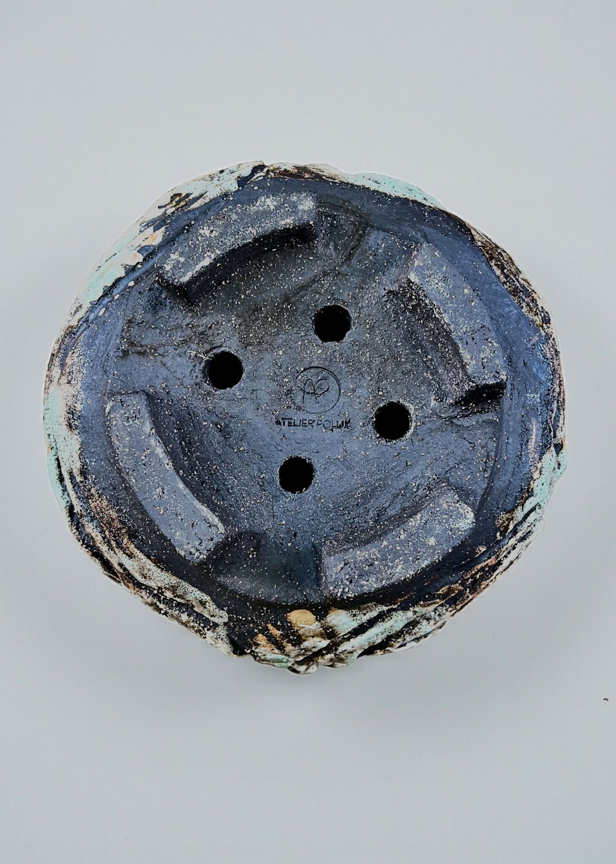 Pot à caudex en grès noir COLIMA, base bleutée foncée avec 5 trous.