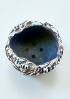 Pot à caudex en grès noir COLIMA, dessous annelé bleu foncé, trous de drainage.