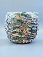 Pot en grès turquoise et brun, relief en bandes, vue de face, bord rectangulaire.