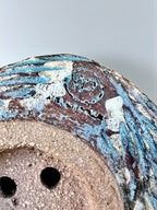 Pot en grès turquoise, intérieur brun avec trous de drainage, bord émaillé usé.