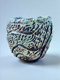 Pot en grès sculpté, forme tronc, texture gaufrée bleu-vert