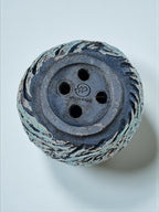 Dessous du pot en grès sculpté avec 4 trous, finition bleu-vert, marque SILALI