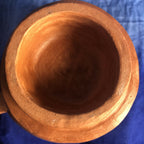 Pot céramique rouge-orangé, intérieur sombre et bord supérieur arrondi