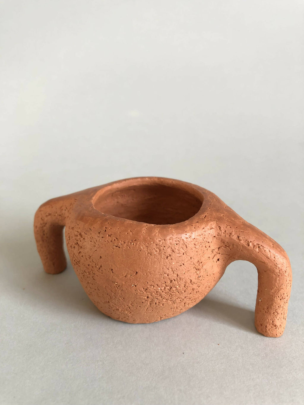 Pot en terre cuite orange à deux pattes courtes, bol ouvert