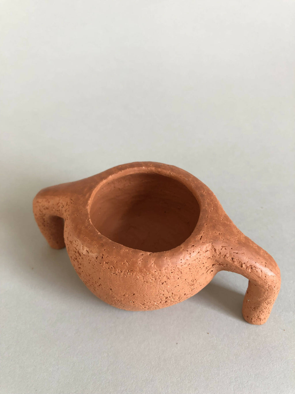 Pot en terre cuite orange à deux pattes, vue du bol ouvert