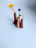 Quatre petits vases décoratifs bordeaux et beige, bouquet de fleurs séchées