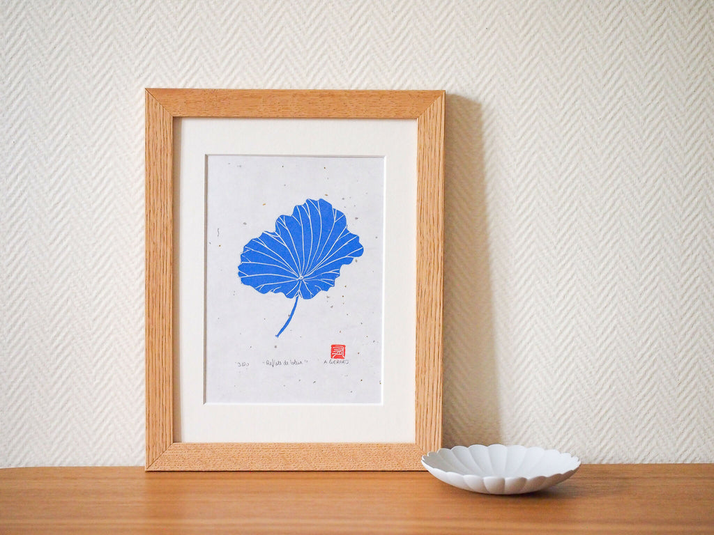 Gravure sur papier washi encadrée, fleur de ginkgo bleue stylisée