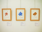 Trois gravures sur papier washi encadrées, motifs ginkgo bleu et orange avec cartes