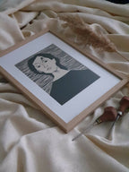 Affiche « Regard encré » en cadre bois, portrait femme noir et crème sur papier
