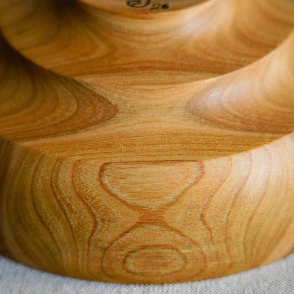 Saladier en bois de noisetier, intérieur texturé avec veines sinueuses et cercles.