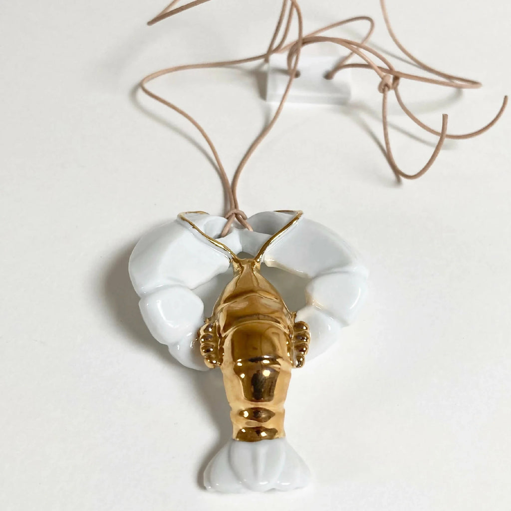 Sautoir homard doré avec pendentif doré et pinces blanches, cordons noués