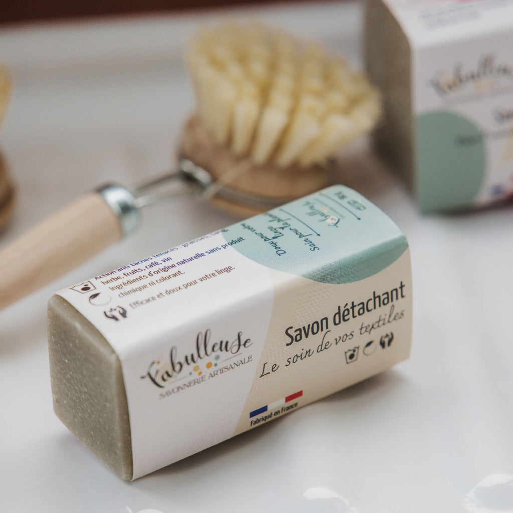 Savon détachant en barre beige dans emballage blanc, pour textiles
