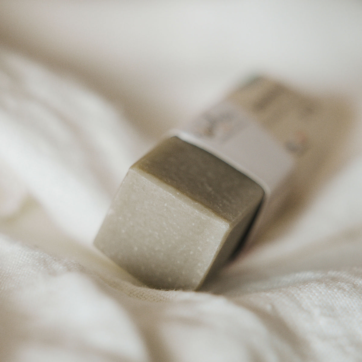 Savon détachant en barre beige, vue sur le côté