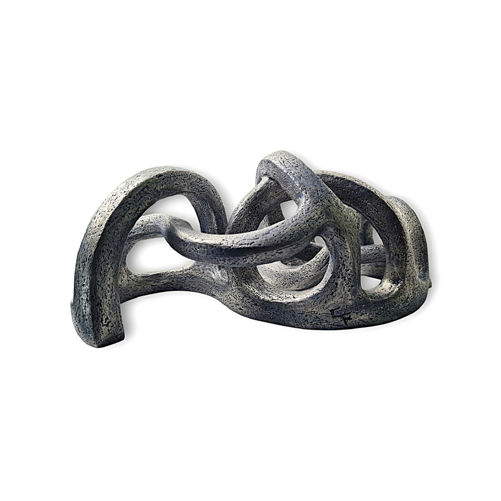 Sculpture abstraite en formes tressées, socle et anneaux courbés gris bleuté tachetés.
