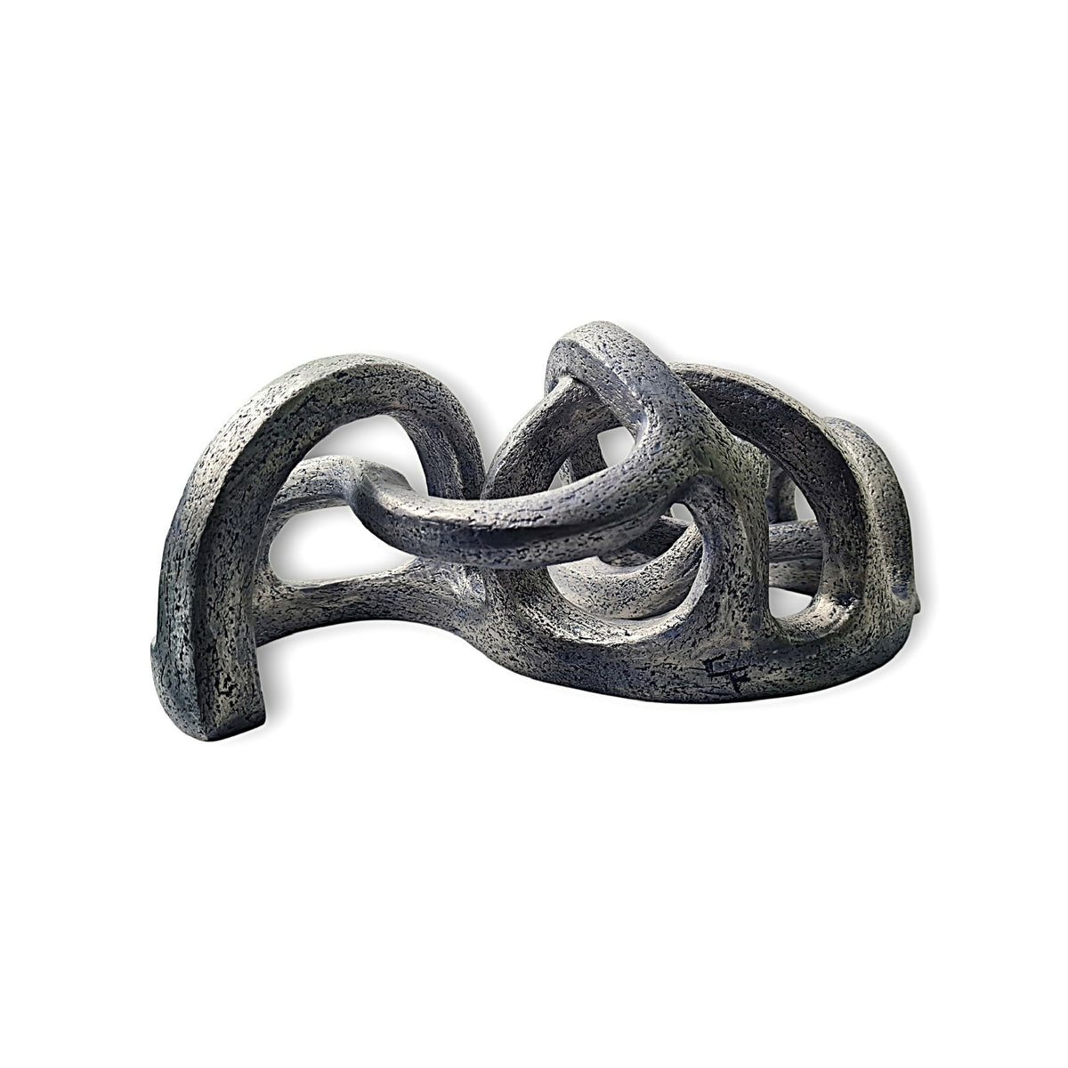 Sculpture abstraite en formes tressées, socle et anneaux courbés gris bleuté tachetés.
