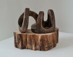 Sculpture abstraite brun foncé sur socle en bois massif, anneaux stylisés