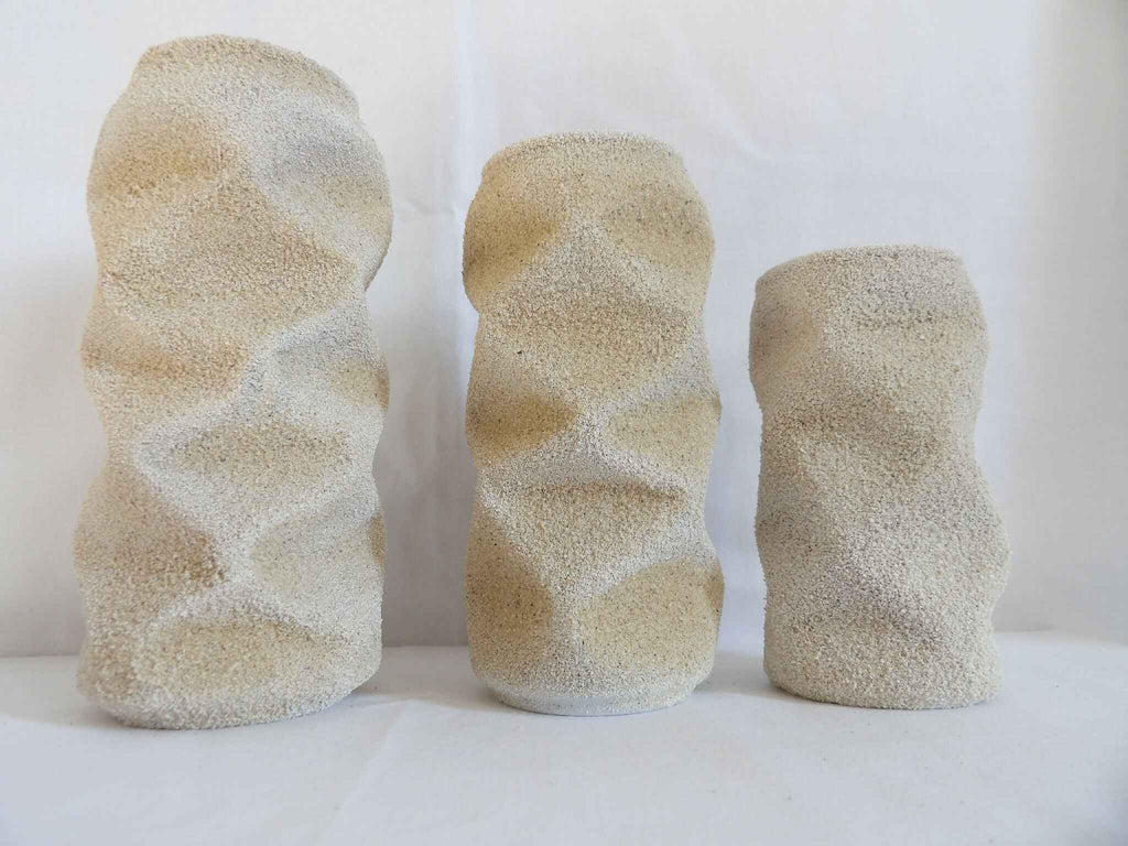 Ensemble de sculptures abstraites texturées beige sable, trois formes