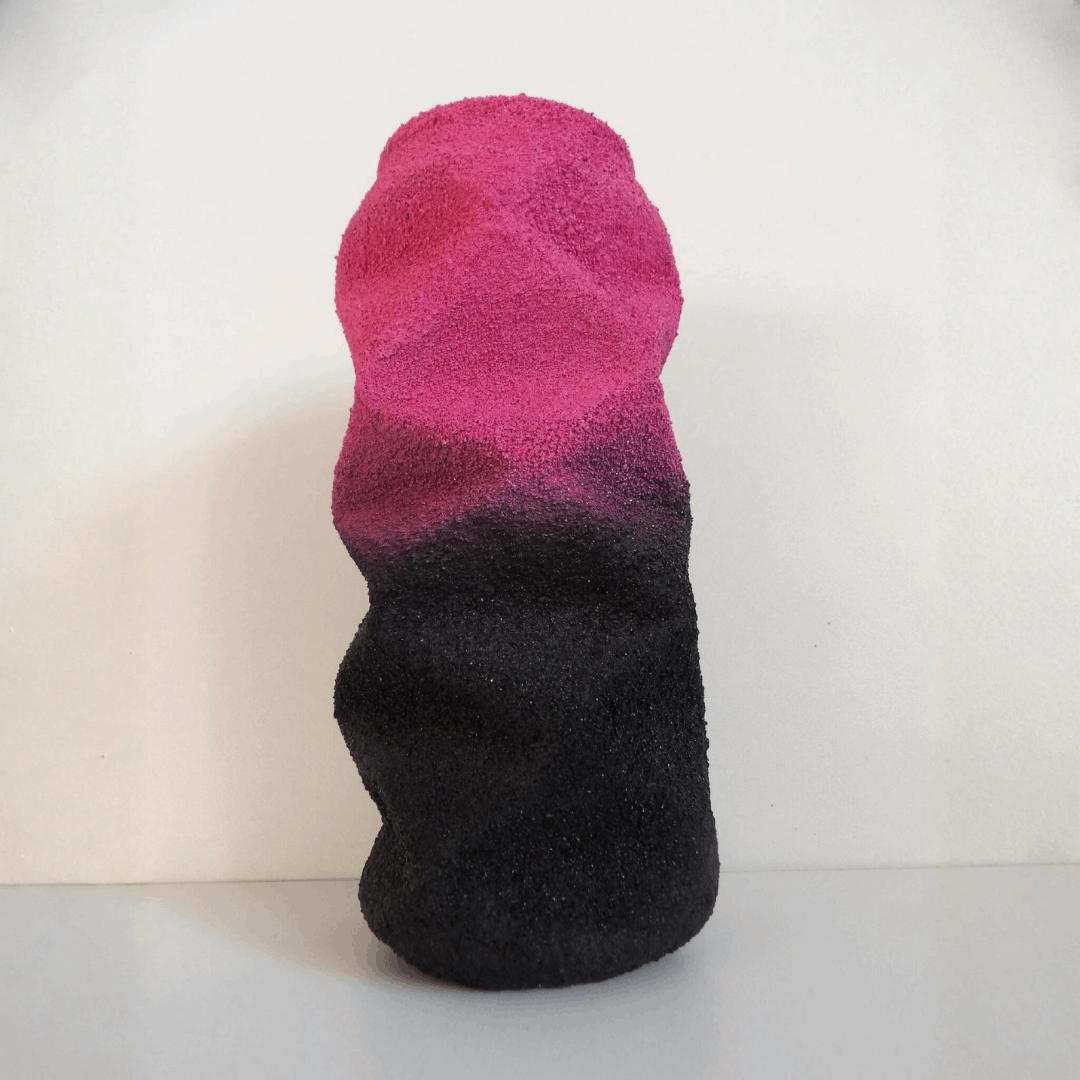 Sculpture ALU-47, buste abstrait rose fuchsia avec base noire.