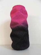 Sculpture ALU-47 bicolore, forme abstraite: fuchsia sur base noire.