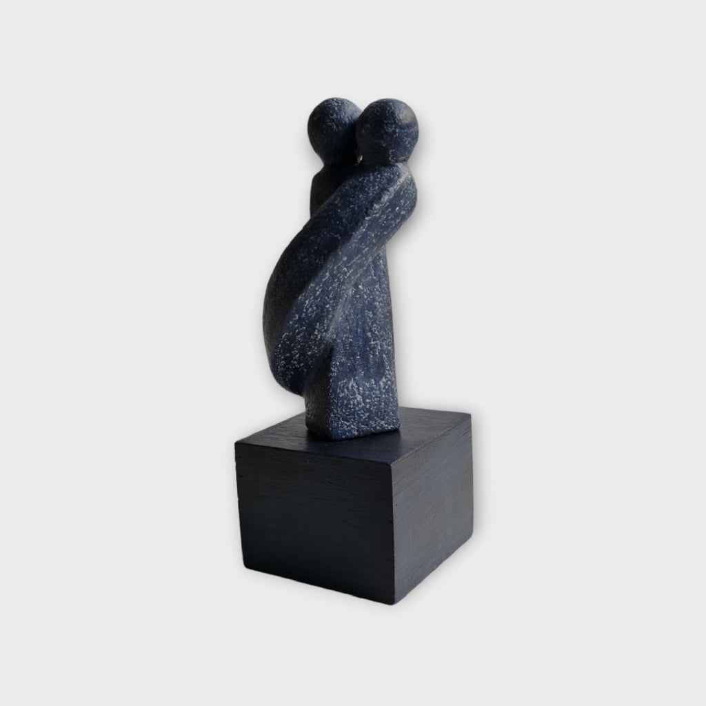 Sculpture couple en résine bleu foncé sur socle cubique noir