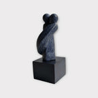Sculpture couple en résine bleu foncé sur socle cubique noir