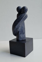 Sculpture couple sur socle noir cubique, silhouettes en résine bleue texturée