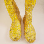 Bottes jaunes tige haute, motif imprimé sur l’avant, bout rond, semelle blanche.
