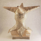 Buste sculpté beige, vue de face légère, cornes symétriques, inscription sur base « d’un naturel taquin »