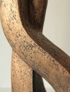 Sculpture en bronze patiné, gros plan sur la courbe et le relief texturé