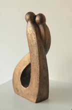 Sculpture en bronze patiné, vue latérale de la forme courbée avec trou central