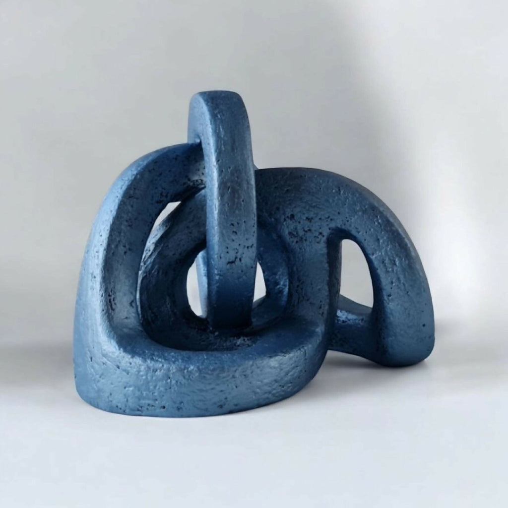 Sculpture abstraite bleue avec anneaux ouverts, tige centrale et base arrondie.