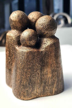 Sculpture contemporaine en bronze patiné, quatre têtes arrondies, vue de face.