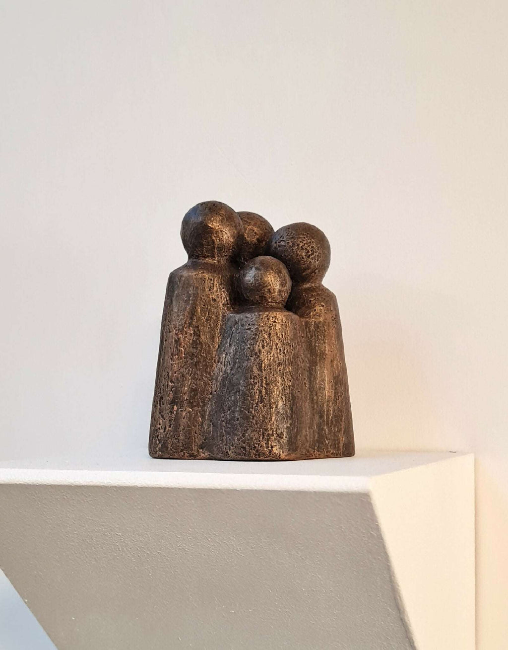 Sculpture contemporaine en bronze patiné sur socle, groupe de quatre personnages.