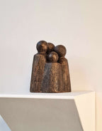 Sculpture contemporaine en bronze patiné sur socle, groupe de quatre personnages.