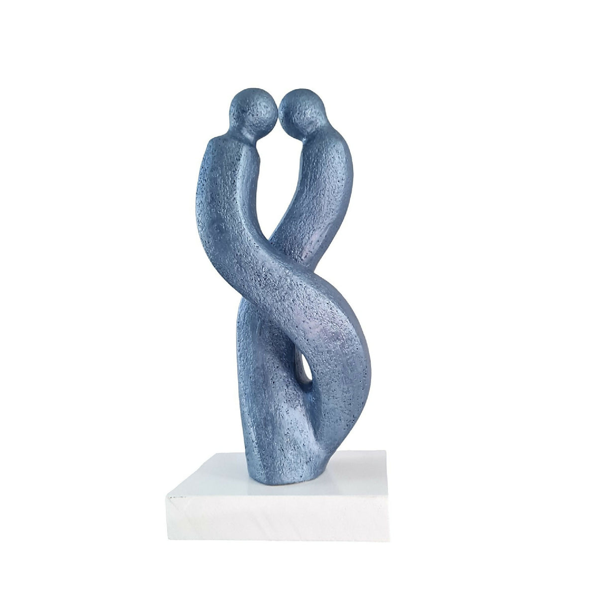 Sculpture couple abstrait en métal bleu sur socle carré blanc, corps enlacés.