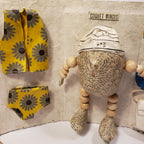 Sculpture Coquet minois : figurine sur panneau en carton, vêtements jaunes à motifs