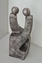 Sculpture de couple en métal gris argenté patiné, deux figures aux bras enserrés