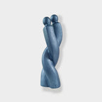 Sculpture de couple bleue, vue arrière, deux silhouettes tournées l’une vers l’autre