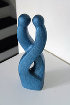Sculpture abstraite bleue, vue de trois quarts, deux renfoncements ovales.