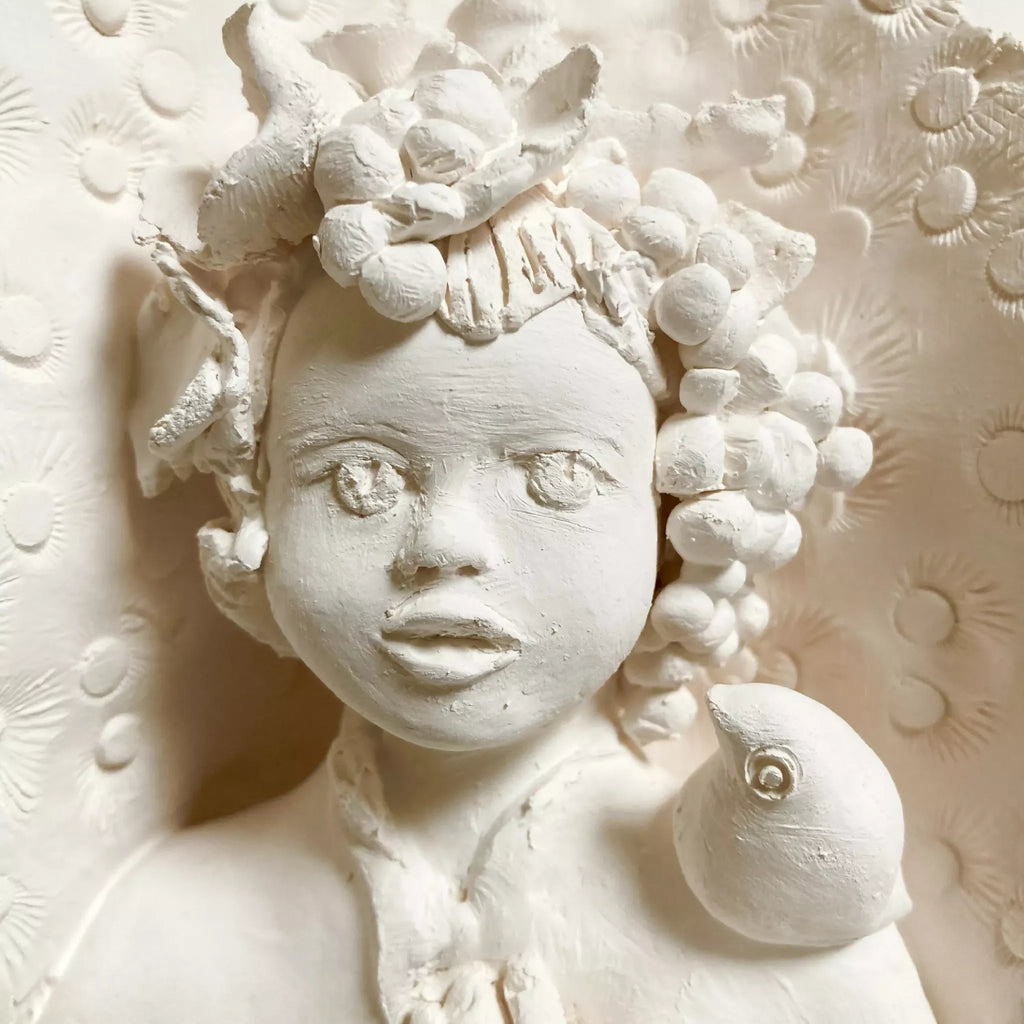 Sculpture en relief visage de femme blanche, fleurs en relief, oiseau miniature