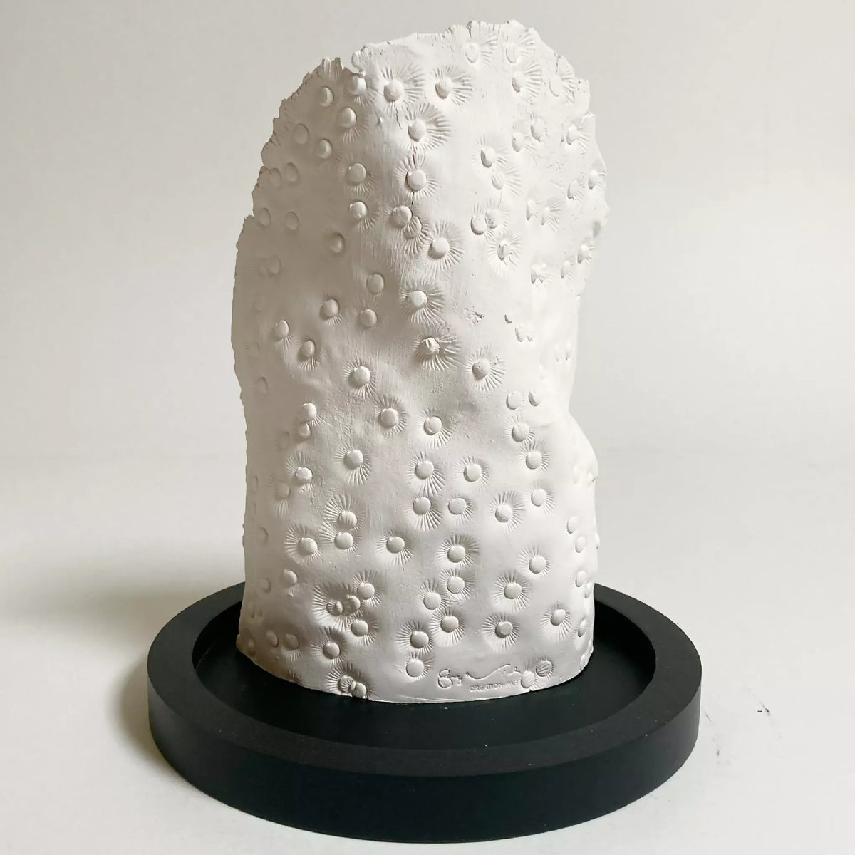 Sculpture en relief dos de femme blanche, texture florale en relief, base noire