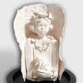 Sculpture femme à l’oiseau en relief, visage et mains tenant un petit oiseau, blanche