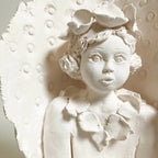 Sculpture femme à l’oiseau en relief, gros plan du visage et de l’oiseau sur la tête, blanche