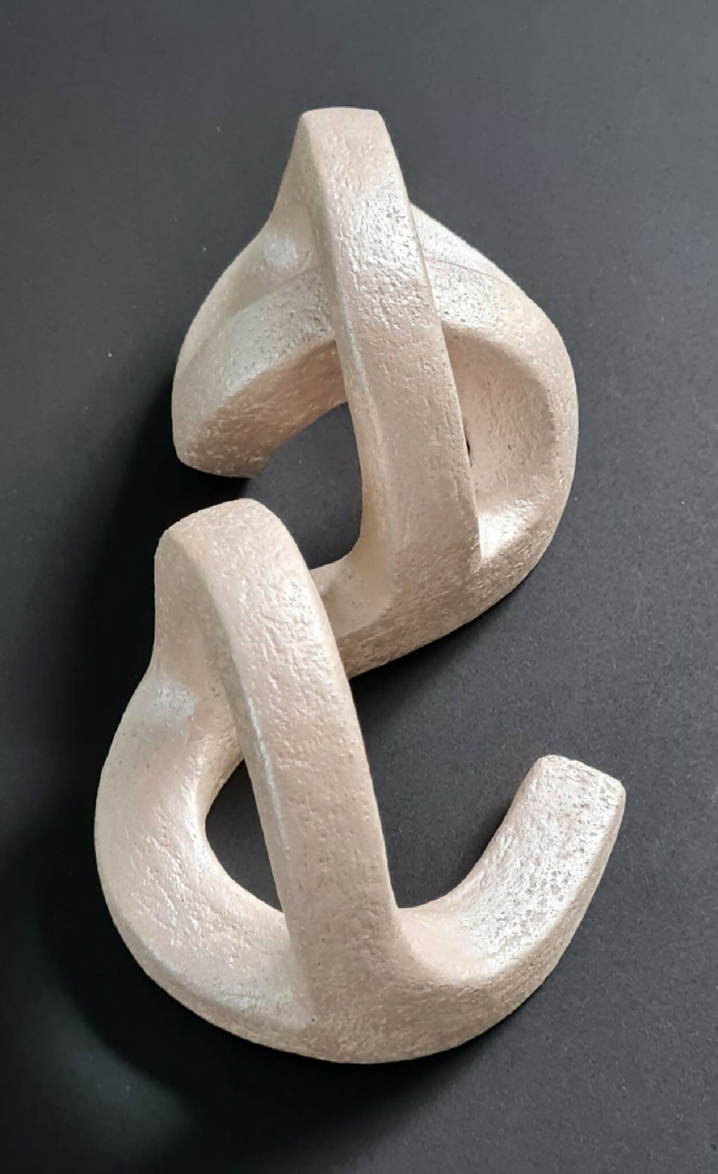 Sculpture en argile beige abstraite, formes torsadées ajourées