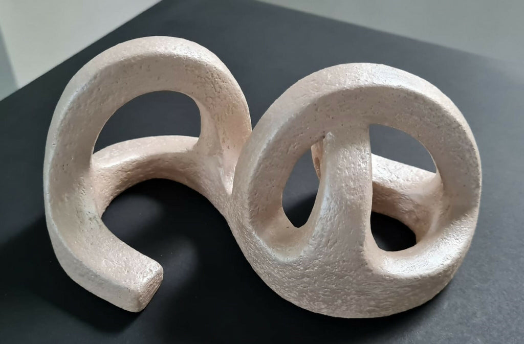 Sculpture en argile beige abstraite, deux anneaux ajourés reliés