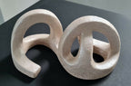 Sculpture en argile beige abstraite, deux anneaux ajourés reliés