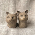 Paire de sculptures en argile de chats, deux petits félins assis côte à côte.