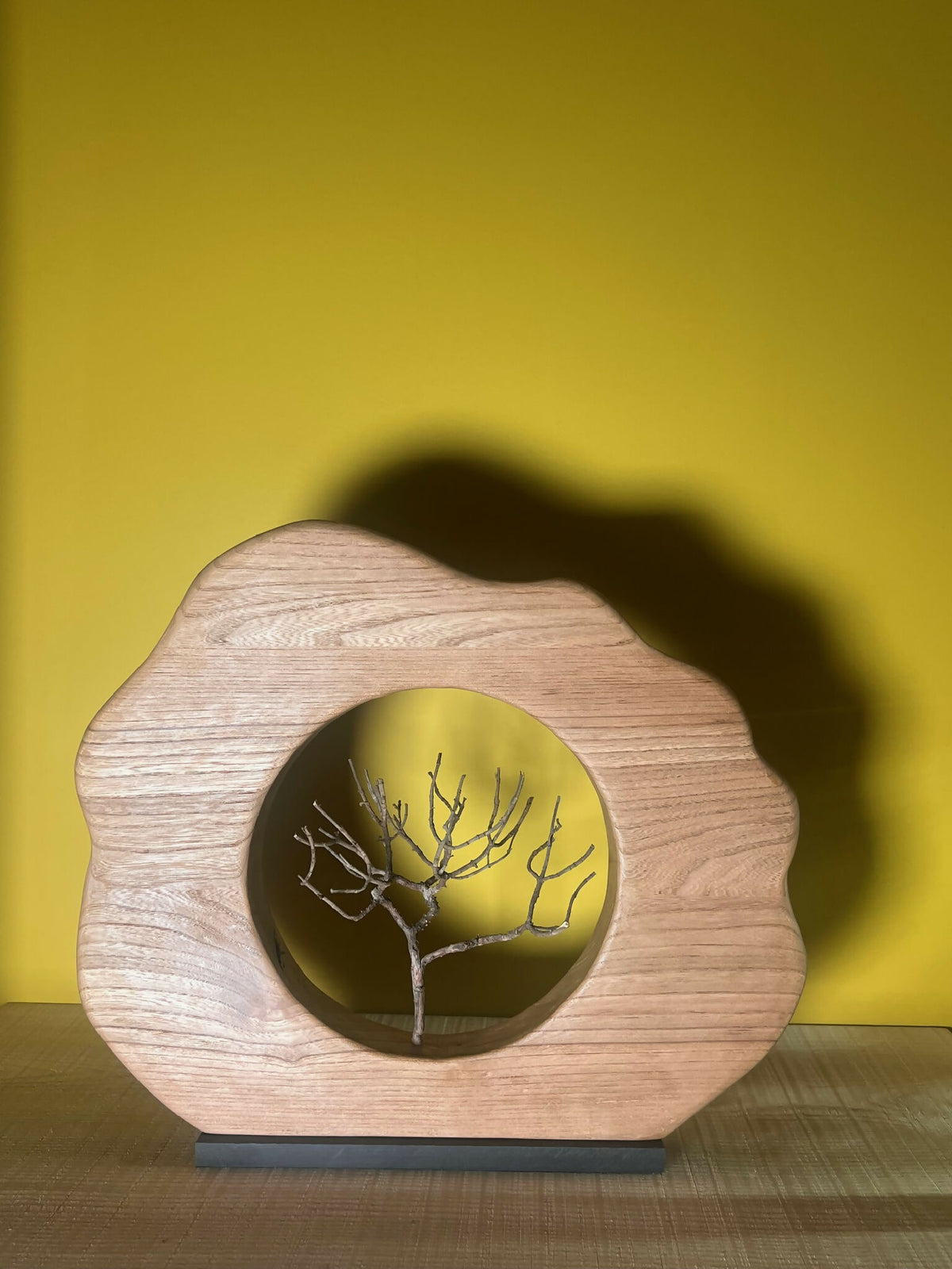 Sculpture en bois en forme florale avec médaillon rond et arbre gravé